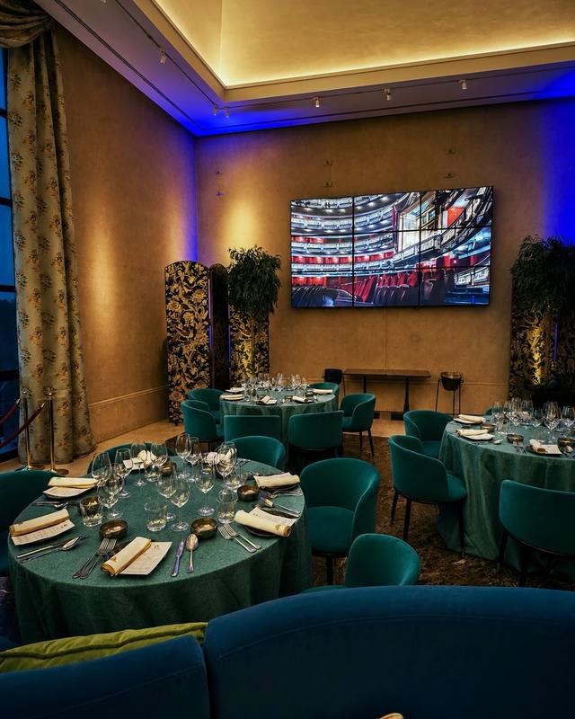 Sala de Papagena montada para un banquete con mesas redondas